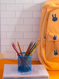 Gelber Rucksack auf einem Tisch, Außenaufnahme, Tageslicht