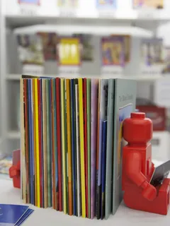 Roter Kunststoff-Flaschenhalter auf weißem Tisch