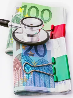 Stethoskop liegt auf einem Geldstapel symbolisiert Gesundheitskosten