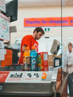 Mann steht an der Kasse im Geschäft und wartet auf Service